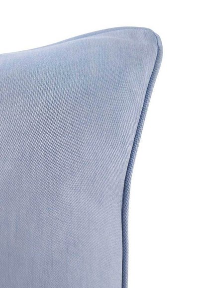 Μπλε μαξιλάρι με ομαλό, υφασμάτινη υφή, με καθαρή ακμή και διακριτικό, λιτό σχέδιο. Το σχήμα είναι ορθογώνιο με στρογγυλεμένες γωνίες.