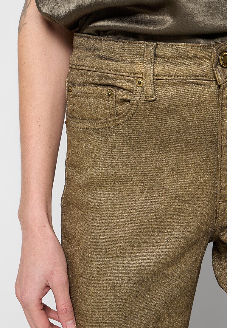 Złote dżinsy z wysokim stanem o teksturowanym, metalicznym wykończeniu. Posiadają klasyczne kieszenie i złote akcenty w detalu.