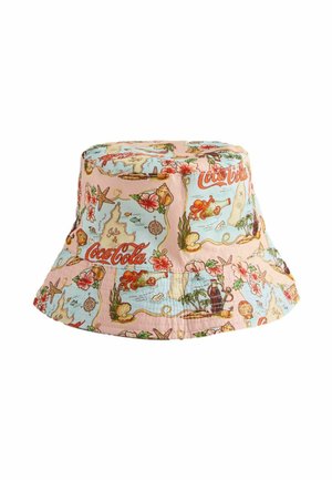 Pastelowy kapelusz typu bucket z nadrukiem vintage mapy, morskich stworzeń, kwiatów oraz logo Coca-Coli w kolorach pomarańczowym, różowym, niebieskim i zielonym.
