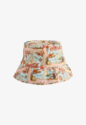 Pastelowy kapelusz typu bucket z nadrukiem vintage mapy, morskich stworzeń, kwiatów oraz logo Coca-Coli w kolorach pomarańczowym, różowym, niebieskim i zielonym.