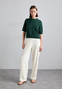 MICHAEL Michael Kors ASTRA THONG - Sandale cu baretă între degete - pale gold