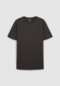 T-shirt grigio scuro a maniche corte in cotone con scollo rotondo e vestibilità rilassata. Presenta un'etichetta sul collo che indica la taglia XL.