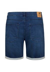 Shorts de mezclilla en azul oscuro con dobladillo enrollado. Presentan dos bolsillos traseros y una etiqueta marrón en la cintura. Textura suave, diseño clásico.