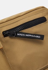 Mads Nørgaard BEL ONE CARNI UNISEX - Övtáska - tiger's eye
