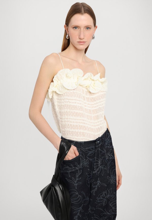 EXCLUSIVE GENEVIVE - Top3