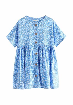 Niebieska sukienka w kwiaty z krótkimi rękawami, zaokrąglonym dekoltem i zapinana na guziki z przodu. Posiada talię z marszczeniem i drewniane guziki jako ozdobę.