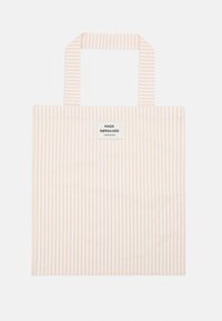 Gestreepte herbruikbare draagtas in licht perzik en wit, gemaakt van stof met twee platte handvatten. Bevat een label met "MADS NØRGAARD COPENHAGEN."