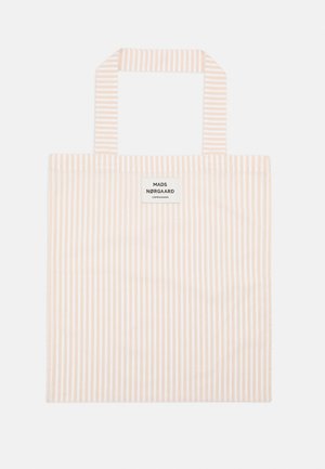 Bolsa de compra reutilizable a rayas en melocotón claro y blanco, hecha de tela con dos asas planas. Presenta una etiqueta con "MADS NØRGAARD COPENHAGEN."