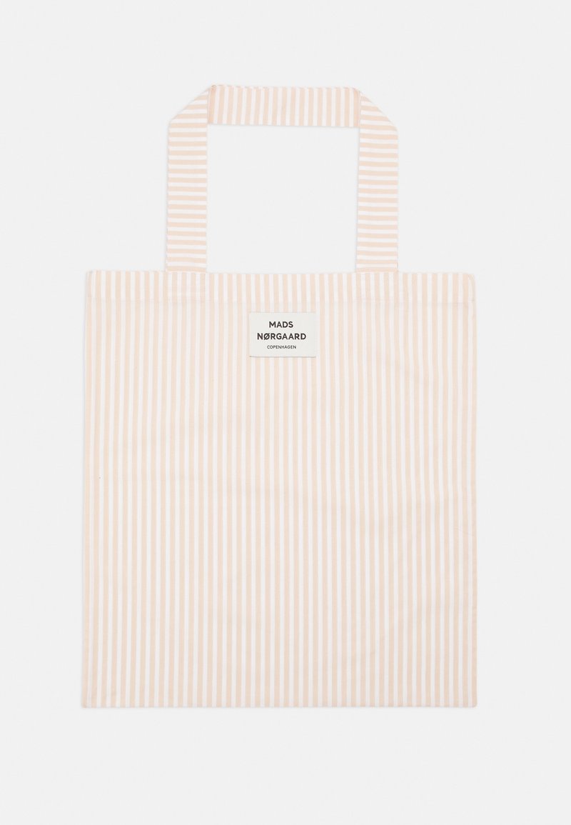 Gestreepte herbruikbare draagtas in licht perzik en wit, gemaakt van stof met twee platte handvatten. Bevat een label met "MADS NØRGAARD COPENHAGEN."