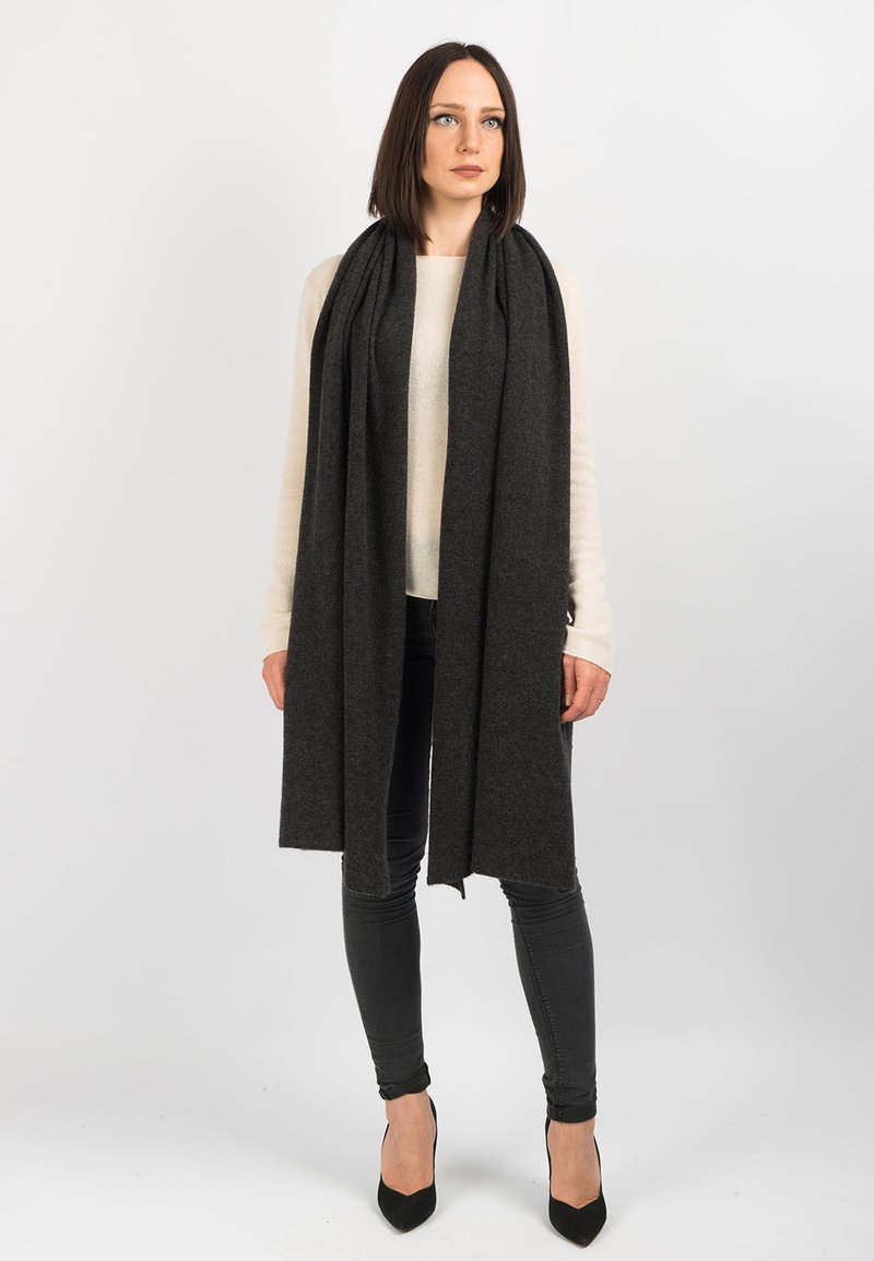 Lang, mørkegrå tørklæde lavet af blødt stof, der smukt hænger omkring halsen, med en glat tekstur og uden synlige mønstre eller metaldele.