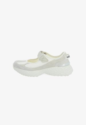 Lichtgrijze sneakers met een bovenwerk van mesh en suède, een dikke getextureerde zool en een klittenbandsluiting voor een stevige pasvorm.