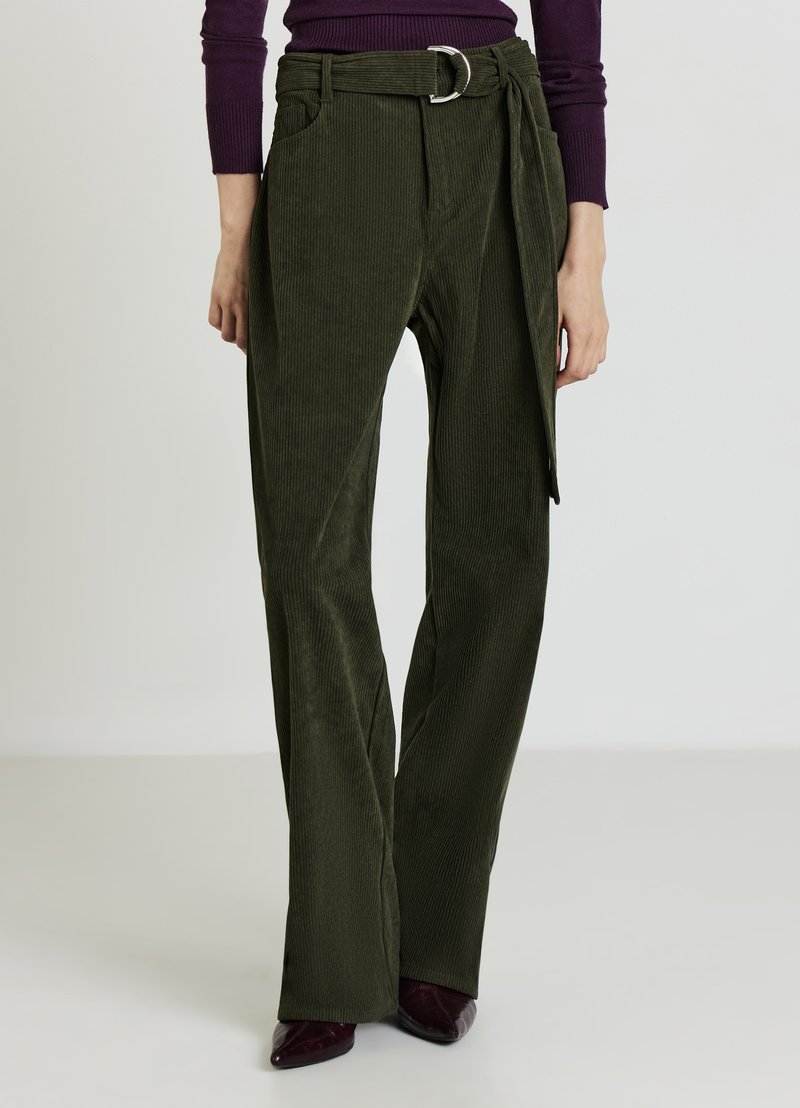 Pantaloni in velluto a coste verde oliva, con vita alta, cintura con fibbia argentata e design a gamba dritta. Tessuto strutturato che aggiunge profondità.