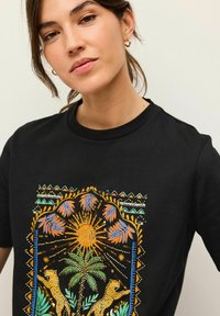 Next HEAVYWEIGHT SHORT SLEEVE CREW NECK STANDARD - Marškinėliai su spaudiniu - black palm embellished graphic