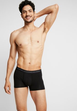 Čierne boxerky s elastickým pásom, na ktorom je uvedené meno značky. Hladká tkanina s priliehavým strihom, na ktorom predvádza mužský model.