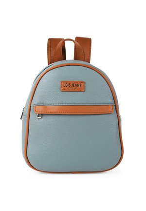 Mochila de cuero texturizado azul claro con detalles en cuero marrón y un bolsillo con cremallera en el frente. Cuenta con un parche de logo y correas ajustables.