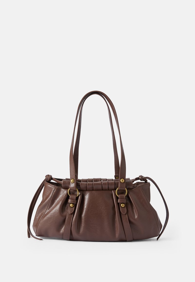 Bolsa de mão em pele castanha com duas alças longas, design franzido, detalhes em metal dourado e acabamento texturizado.