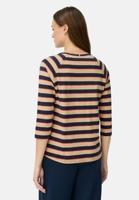 Stribet t-shirt med trekvart ærmer i beige, navy og rød. Har en rund udskæring og er lavet af blød, letvægtsstof.