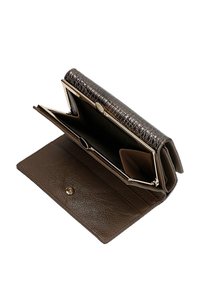 Brązowy skórzany portfel o teksturowanej powierzchni, z elementami w kolorze złotym oraz wieloma przegródkami na karty i gotówkę, z zatrzaskiem.