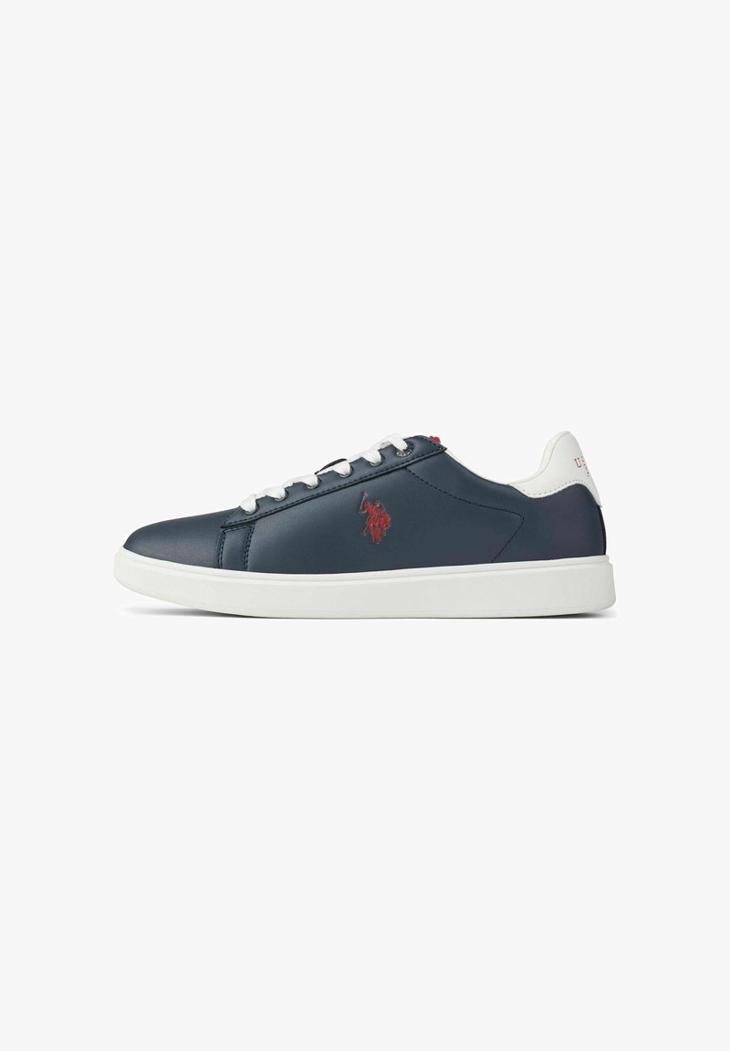 Baskets basses bleu marine avec semelle et lacets blancs, logo rouge brodé sur le côté et languette blanche à l'arrière avec texte rouge.