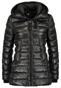 Chaqueta de plumas negra con un acabado brillante, textura acolchada horizontal, capucha adjunta, cremallera frontal y bolsillos laterales.