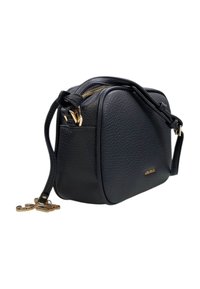 Borsa a tracolla nera in pelle con chiusura a zip, dettagli in metallo dorato e superficie testurizzata; presenta una tracolla corta per un facile trasporto.