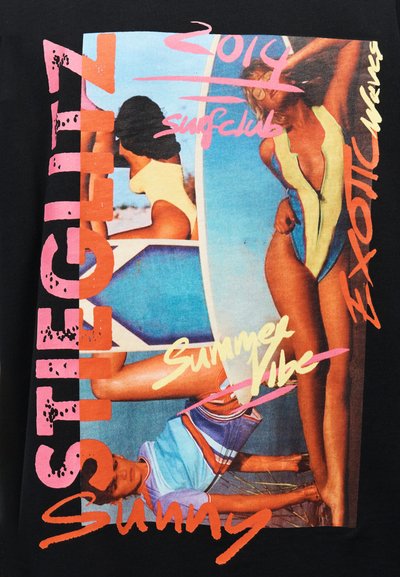 Τρεις γυναίκες με μαγιό ποζάρουν σε μια παραλία κρατώντας σανίδες σερφ, με επικαλυπτόμενες πολύχρωμες λέξεις όπως «θερινή ατμόσφαιρα» και «εξωτικά κύματα».