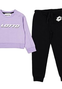 Felpa viola con logo "LOTTO" sul petto, abbinata a pantaloni della tuta neri con vita elasticizzata e accentatura logo.