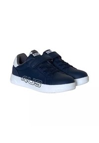Sneakers sintetici blu navy con suole in gomma bianca. Presentano una strap in velcro, lacci e un grande logo bianco sul lato.