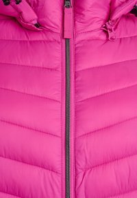 Fuchsia Wattierungsmantel mit einem zentralen Reißverschluss, gestepptem Design und verstellbarem Kordelzugkapuze. Glatte Oberfläche mit kontrastierenden silbernen Elementen.