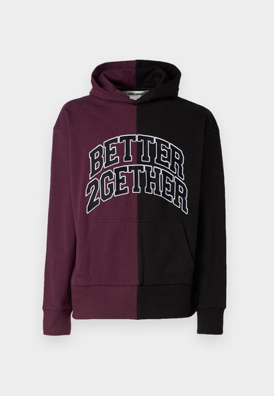 Sweat à capuche présentant un design divisé en violet foncé et noir. Texte "MIEUX ENSEMBLE" en blanc sur la poitrine, poche kangourou.