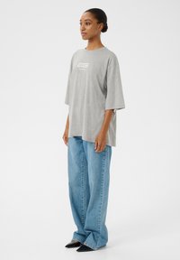 Gestuz LUELLA - Trükipildiga T-särk - medium grey mélange