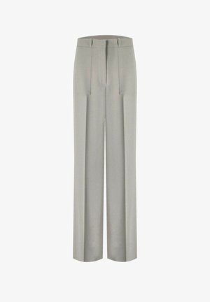 Pantaloni a gamba larga in tessuto grigio chiaro con pieghe, vita piatta e design essenziale. Presentano tasche laterali per una maggiore funzionalità.
