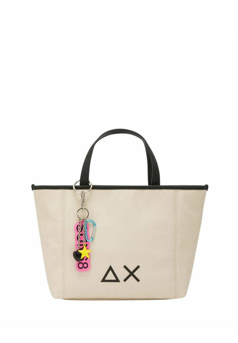 Borsa tote beige con rifiniture nere, caratterizzata da un logo geometrico, due manici robusti e un charm colorato con varie forme e colori.