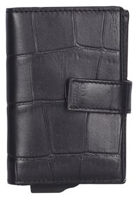 Portafoglio in pelle nera con texture a coccodrillo, caratterizzato da una chiusura a patta e cuciture visibili lungo i bordi. Forma compatta e rettangolare.