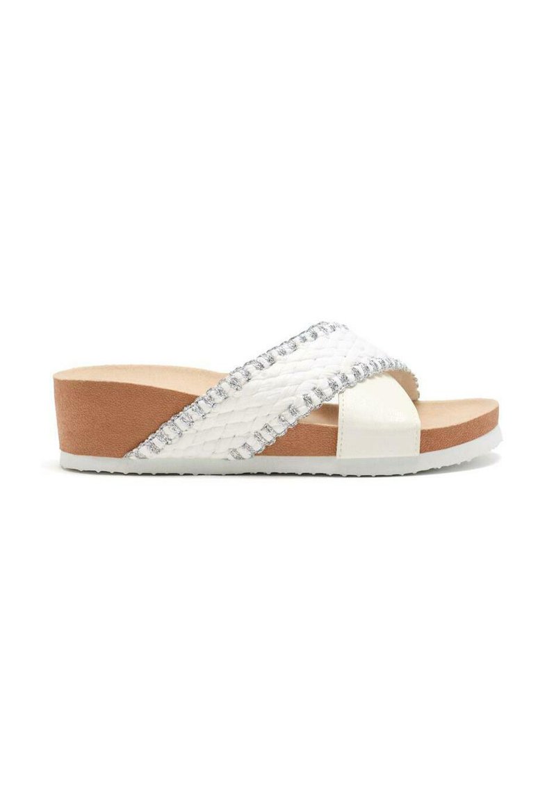 Sandali platform bianchi con cinturini incrociati, caratterizzati da una trama intrecciata e dettagli argentati. Sottopiede imbottito color beige con bordi bianchi.