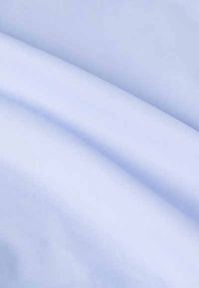Tessuto azzurro chiaro con una texture liscia, caratterizzato da morbide pieghe e un lieve lucido. Adatto per varie applicazioni tessili.