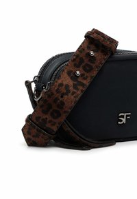 Borsa a tracolla in pelle nera con logo "SF" in argento, due scomparti con zip e tracolla regolabile con stampa leopardata e borchie in metallo.