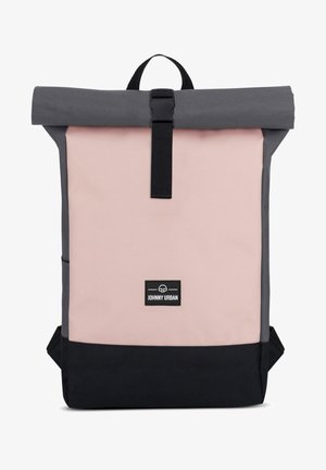 Rulloxad ryggsäck i rosa, grått och svart. Tillverkad av slitstark tyg, har justerbara remmar, ett framspänne och en logotyp patch.