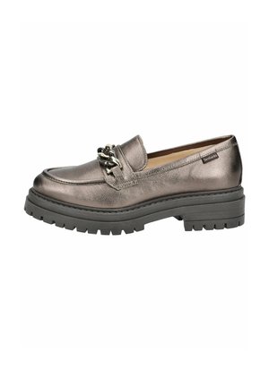 Mocassin en cuir gris métallisé avec un bout arrondi, accent décoratif en chaîne, et semelle en caoutchouc noir épaisse avec un motif de crampons.