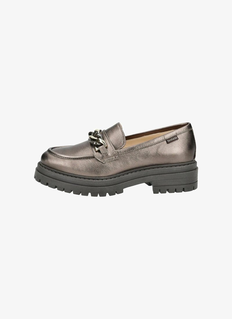 Metallic grå læder loafer med en rund tå, dekorativ kædeaccent og kraftig sort gummisål med et mønster.