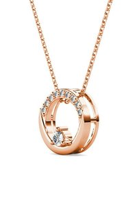 Collana con pendente in oro rosa caratterizzata da un design circolare con una gemma centrale trasparente e accenti scintillanti lungo il bordo.