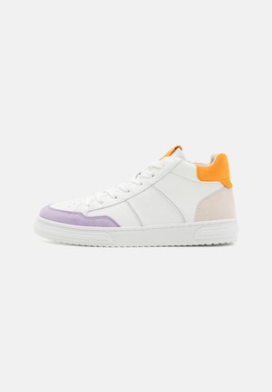 Hochwertige Sneakers aus weißem Leder mit lila und orangefarbenen Akzenten. Sie verfügen über eine strukturierte Oberfläche und eine ausgeprägte Gummisohle für Unterstützung.