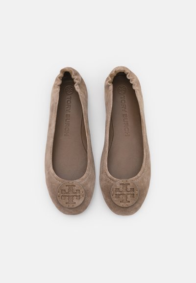 Flate ballerinas i myk beige semsket skinn med rund tå og elastisk åpning. Har et sirkulært logoakse ved tåkappen.