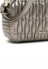 Borsa a tracolla di colore grigio metallico con texture in pelle arricciata, con logo dorato e una tracolla elegante. Forma compatta e arrotondata.