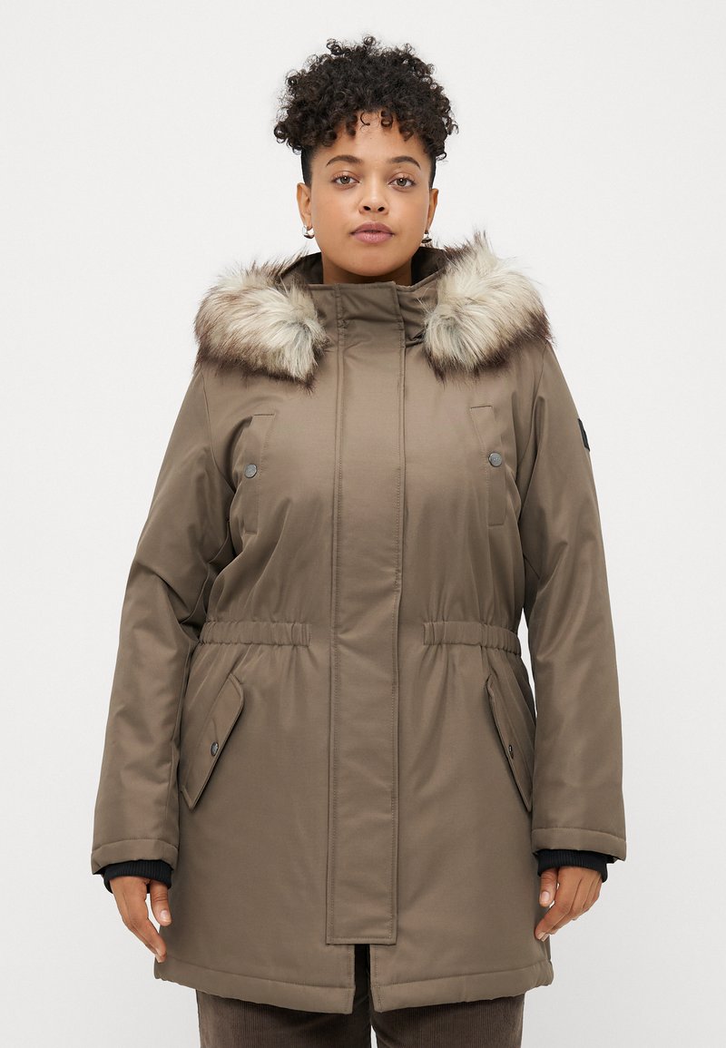 Parka castanho isolado com capuz de pele sintética, cintura elástica e bolsos laterais. Tecido liso com uma textura ligeiramente brilhante.