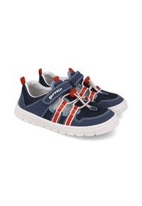 Zapatillas azul marino con acentos en blanco y rojo. Parte superior de malla con cordones elásticos y tira de Velcro. Suela de goma blanca con agarre texturizado.