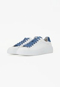 Adidași din piele albă cu accente din denim albastru, talpă din cauciuc nervurat și șireturi plate albastre. Prezintă un vârf rotund și un design minimalistic.