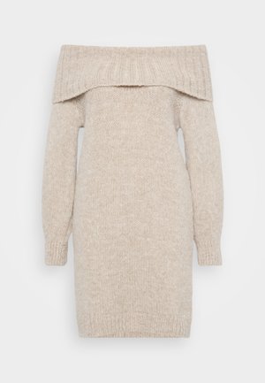 Bež obleka z dolgimi rokavi in off-shoulder krojem, s ribanim ovratnikom in teksturiranim blagom. Ravnokotni rez, dolžina do sredine stegen, z manšetami na rokavih.