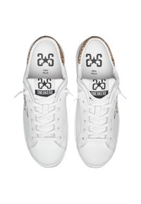 Sneakers bianchi in pelle con accenti di glitter dorato sul tallone e loghi neri sulla linguetta, dotati di lacci piatti e punta arrotondata.