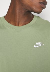 Nike Sportswear CLUB TEE - T-paita - oil green